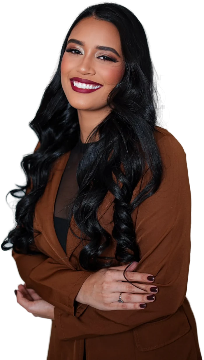 Silvania Mendes de braços cruzados, sorrindo